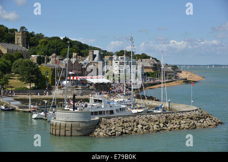 Les spectateurs à terre et autour de la Royal Yacht Squadron au cours de la semaine de Cowes, Cowes, île de Wight, Angleterre Banque D'Images