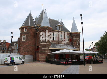 15e siècle Waag (balance) à la place Nieuwmarkt à Amsterdam, aux Pays-Bas, une ancienne porte de la ville, maintenant un restaurant. Banque D'Images