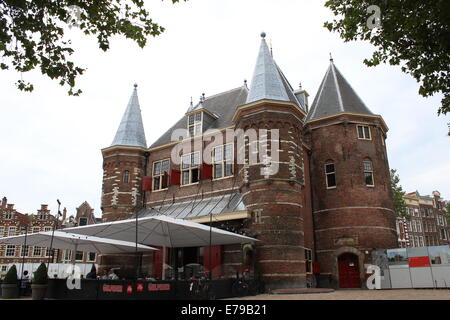 15e siècle Waag (balance) à la place Nieuwmarkt à Amsterdam, aux Pays-Bas, une ancienne porte de la ville, maintenant un restaurant. Banque D'Images