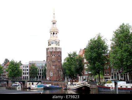 16e siècle (Montelbaanstoren Montelbaan Tower, 48m de haut) au canal Oude Schans, Amsterdam, chambre bateaux amarrés en premier plan Banque D'Images