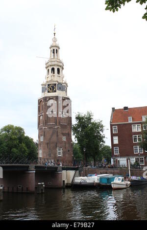 48m de haut (Montelbaanstoren Montelbaan Tower, 1516) à l'Oude Schans canal, Amsterdam, Pays-Bas, un point de repère important Banque D'Images