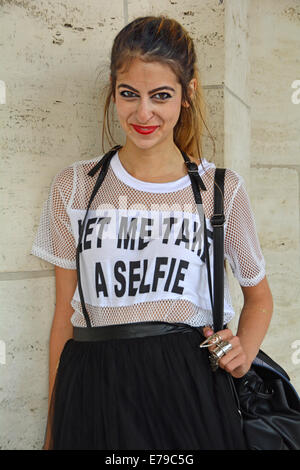 Portrait of fashion blogger Elaine porter un laissez-moi prendre un tee shirt SELFIES à la Fashion Week 2014 à New York. Banque D'Images