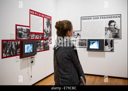 Berlin, Allemagne. Sep 10, 2014. Les visiteurs l'exposition 'Pasolini Roma' au Martin-Gropius-Bau à Berlin, Allemagne, 10 septembre 2014. L'exposition sur l'écrivain et cinéaste Pier Paolo Pasolini (1922-1975) est centré autour de ses relations à Rome et se déroule du 11 septembre 2014 au 05 janvier 2015. Photo : Maja Hitij/dpa/Alamy Live News Banque D'Images