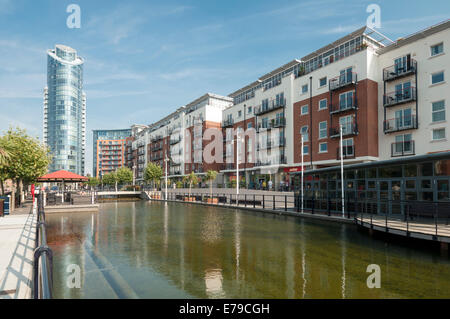 Appartements et le rouge à lèvres 'tour' à GUNWHARF QUAYS de Portsmouth, Hampshire, Angleterre Banque D'Images