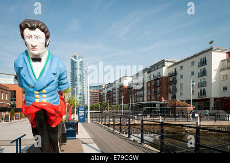 Gunwharf Quays de Portsmouth Hampshire Angleterre avec de proue du navire HMS Vernon Banque D'Images