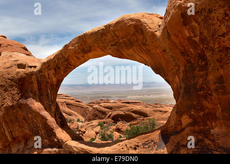 Paysage vu à travers la Double O Arch dans Arches National Park Utah USA Banque D'Images