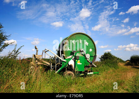 Matériel d'irrigation sur le terrain sur les terres agricoles dans le Norfolk. Banque D'Images