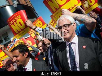 John Prescott et Alistair Darling rejoignent le Battle bus écossais « Oui » et « non ». Les électeurs protestent alors que John Prescott et Alistair Darling rejoignent le Battle bus écossais sur la rue principale de Rutherglen, à 10 septembre 2014, à Glasgow, en Écosse. Les trois leaders du parti britannique font tous campagne en Écosse aujourd'hui en montrant leur soutien à un vote « non » lors du référendum sur l'indépendance. Banque D'Images