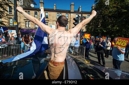 John Prescott et Alistair Darling rejoignent le Battle bus écossais « Oui » et « non ». Les électeurs protestent alors que John Prescott et Alistair Darling rejoignent le Battle bus écossais sur la rue principale de Rutherglen, à 10 septembre 2014, à Glasgow, en Écosse. Les trois leaders du parti britannique font tous campagne en Écosse aujourd'hui en montrant leur soutien à un vote « non » lors du référendum sur l'indépendance. Banque D'Images