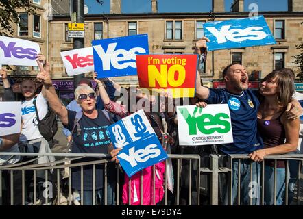 John Prescott et Alistair Darling rejoignent le Battle bus écossais « Oui » et « non ». Les électeurs protestent alors que John Prescott et Alistair Darling rejoignent le Battle bus écossais sur la rue principale de Rutherglen, à 10 septembre 2014, à Glasgow, en Écosse. Les trois leaders du parti britannique font tous campagne en Écosse aujourd'hui en montrant leur soutien à un vote « non » lors du référendum sur l'indépendance. Banque D'Images