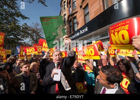 John Prescott et Alistair Darling rejoignent le Battle bus écossais « Oui » et « non ». Les électeurs protestent alors que John Prescott et Alistair Darling rejoignent le Battle bus écossais sur la rue principale de Rutherglen, à 10 septembre 2014, à Glasgow, en Écosse. Les trois leaders du parti britannique font tous campagne en Écosse aujourd'hui en montrant leur soutien à un vote « non » lors du référendum sur l'indépendance. Banque D'Images