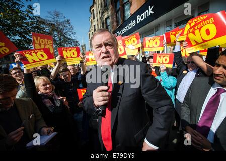 John Prescott et Alistair Darling rejoignent le Battle bus écossais « Oui » et « non ». Les électeurs protestent alors que John Prescott et Alistair Darling rejoignent le Battle bus écossais sur la rue principale de Rutherglen, à 10 septembre 2014, à Glasgow, en Écosse. Les trois leaders du parti britannique font tous campagne en Écosse aujourd'hui en montrant leur soutien à un vote « non » lors du référendum sur l'indépendance. Banque D'Images