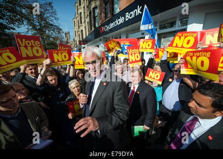 John Prescott et Alistair Darling rejoignent le Battle bus écossais « Oui » et « non ». Les électeurs protestent alors que John Prescott et Alistair Darling rejoignent le Battle bus écossais sur la rue principale de Rutherglen, à 10 septembre 2014, à Glasgow, en Écosse. Les trois leaders du parti britannique font tous campagne en Écosse aujourd'hui en montrant leur soutien à un vote « non » lors du référendum sur l'indépendance. Banque D'Images