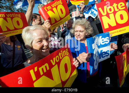 John Prescott et Alistair Darling rejoignent le Battle bus écossais « Oui » et « non ». Les électeurs protestent alors que John Prescott et Alistair Darling rejoignent le Battle bus écossais sur la rue principale de Rutherglen, à 10 septembre 2014, à Glasgow, en Écosse. Les trois leaders du parti britannique font tous campagne en Écosse aujourd'hui en montrant leur soutien à un vote « non » lors du référendum sur l'indépendance. Banque D'Images