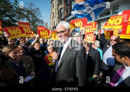 John Prescott et Alistair Darling rejoignent le Battle bus écossais « Oui » et « non ». Les électeurs protestent alors que John Prescott et Alistair Darling rejoignent le Battle bus écossais sur la rue principale de Rutherglen, à 10 septembre 2014, à Glasgow, en Écosse. Les trois leaders du parti britannique font tous campagne en Écosse aujourd'hui en montrant leur soutien à un vote « non » lors du référendum sur l'indépendance. Banque D'Images