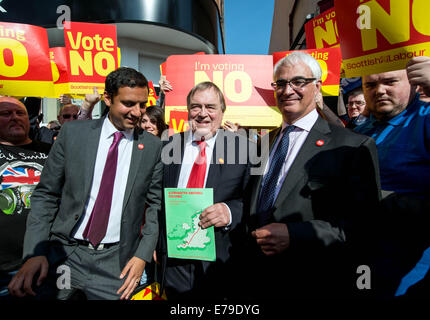 John Prescott et Alistair Darling rejoignent le Battle bus écossais « Oui » et « non ». Les électeurs protestent alors que John Prescott et Alistair Darling rejoignent le Battle bus écossais sur la rue principale de Rutherglen, à 10 septembre 2014, à Glasgow, en Écosse. Les trois leaders du parti britannique font tous campagne en Écosse aujourd'hui en montrant leur soutien à un vote « non » lors du référendum sur l'indépendance. Banque D'Images