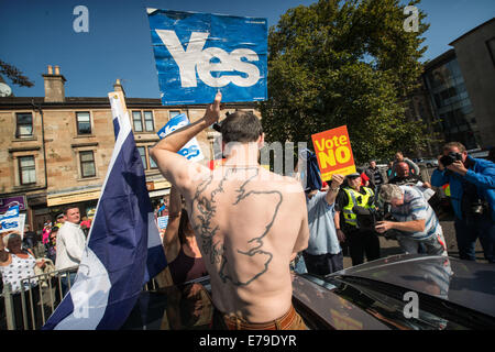 John Prescott et Alistair Darling rejoignent le Battle bus écossais « Oui » et « non ». Les électeurs protestent alors que John Prescott et Alistair Darling rejoignent le Battle bus écossais sur la rue principale de Rutherglen, à 10 septembre 2014, à Glasgow, en Écosse. Les trois leaders du parti britannique font tous campagne en Écosse aujourd'hui en montrant leur soutien à un vote « non » lors du référendum sur l'indépendance. Banque D'Images