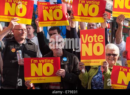 John Prescott et Alistair Darling rejoignent le Battle bus écossais « Oui » et « non ». Les électeurs protestent alors que John Prescott et Alistair Darling rejoignent le Battle bus écossais sur la rue principale de Rutherglen, à 10 septembre 2014, à Glasgow, en Écosse. Les trois leaders du parti britannique font tous campagne en Écosse aujourd'hui en montrant leur soutien à un vote « non » lors du référendum sur l'indépendance. Banque D'Images