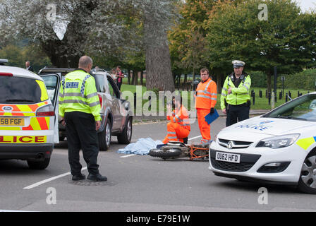 High Wycombe, Buckinghamshire, Royaume-Uni. Sep 10, 2014. Les enquêteurs de police sur les lieux d'un accident de la route mortel entre un SUV et une moto sur Bassetsbury Lane à High Wycombe. Crédit : Peter Manning/Alamy Live News Banque D'Images