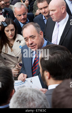 Edinburgh, Ecosse, Royaume-Uni. Sep 9, 2014. Alex Salmond, Premier ministre écossais et se réunit avec les autres citoyens européens pour célébrer la citoyenneté européenne et 'Scotland continue d'adhésion à l'UE avec un oui'. Alex Salmond parle aux gens à l'événement. Edimbourg, Ecosse. 9 Septembre 2014 Crédit : GARY DOAK/Alamy Live News Banque D'Images