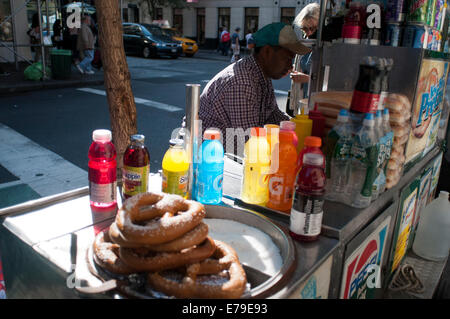 Hot-dog et bretzel se placer à côté de Central Park, New York City, États-Unis d'Amérique Banque D'Images