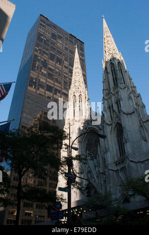 La Cathédrale St Patrick. Cinquième Avenue, entre les 50e et 51e Rues. Téléphone 212-753-2261 (du lundi au vendredi de 6:30 à 8:45). C'est la la Banque D'Images