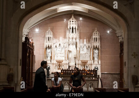 L'un des autels de la Cathédrale St Patrick. Cinquième Avenue, entre les 50e et 51e Rues. Téléphone 212-753-2261 (du lundi au vendredi de 6 h 30 t Banque D'Images