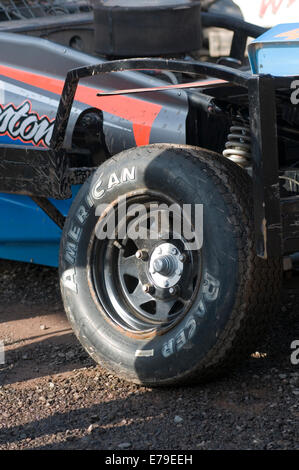 Pneus pneus carrossage angle géométrie toe dans la molette de réglage de l'alignement sur des roulettes un stock car les roues de roue avant fin voitures Banque D'Images