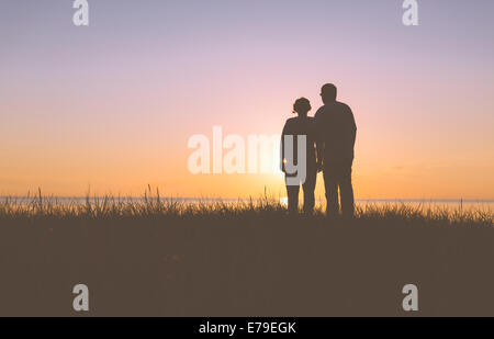 Senior couple holding hands silhouettes Banque D'Images