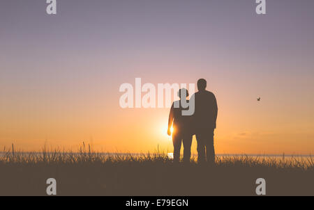 Senior couple holding hands silhouettes Banque D'Images