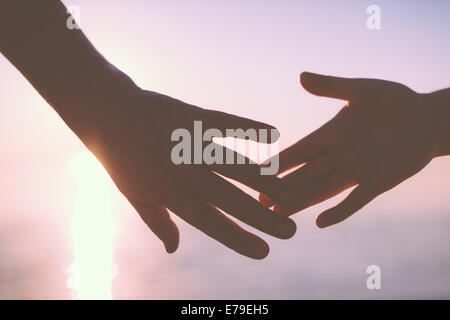 Senior couple holding hands Banque D'Images