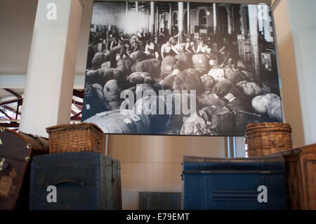 Mur de photos dans l'Ellis Island Immigration Museum à proximité de Manhattan New York City New York USA Amérique du Nord. Ellis Island. Cette île était la porte principale pour tous les immigrants qui arrivent à New York à partir de 1892-1954. À l'heure actuelle, et basées sur des photographies, des bagages et des marchandises semblables à ces immigrants exerçant son activité sous l'un peut faire une assez bonne idée de ce qu'ils ont vécu. L'endroit dispose également d'un ordinateur dans lequel après avoir mis le nom complet d'un membre de la famille, il recherche dans la base de données dans l'existence et la date je passe par ces installations. Banque D'Images