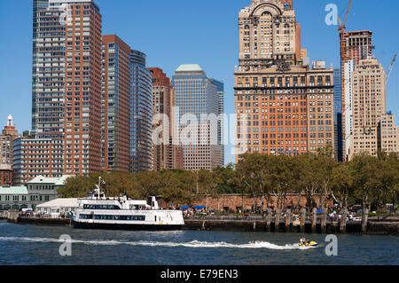 Gratte-ciel immense waterfront de Battery Park et de la jetée A. Pier A dans Battery Park est un bâtiment construit en 1886 par le ministère de quais et de ferries, partiellement rénové, présente encore un triste état, il me semble qu'il y a un conflit entre les autorités et l'entreprise derrière sa réhabilitation. Le printemps dernier, s'est félicité de Amelia Earhart, la Reine et plusieurs chefs d'état. Banque D'Images