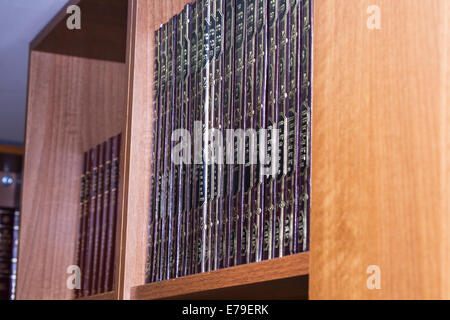 Tel-Aviv, Israël - septembre 8 . 2014 : l'intérieur de la synagogue Kipusit à Tel Aviv. Israël . Livres sur les rayons sacrés Banque D'Images