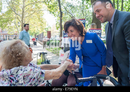 Gov. Andrew Cuomo's colistier, Kathy Hochul, centre, salue les électeurs âgés avec NYC Councilmember Corey Johnson Banque D'Images