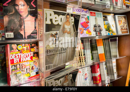 People Magazine avec le mariage d'Angelina Jolie et Brad Pitt est vu sur un kiosque à New York Banque D'Images