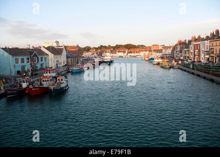 Bateaux de pêche colorés dans le port de Weymouth, Dorset, Angleterre Banque D'Images