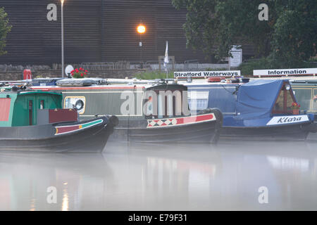 À l'aube Narrowboats, Misty, Stratford-upon-Avon, Royaume-Uni Banque D'Images