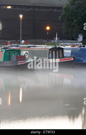 À l'aube Narrowboats, Misty, Stratford-upon-Avon, Royaume-Uni Banque D'Images