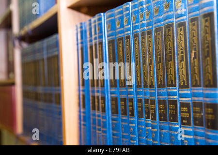 Tel-Aviv, Israël - septembre 8 . 2014 : l'intérieur de la synagogue Kipusit à Tel Aviv. Israël . Livres sur les rayons sacrés Banque D'Images