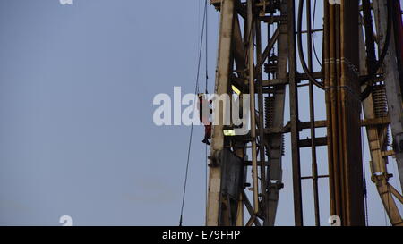 Travailleur sur une plate-forme pétrolière. Banque D'Images