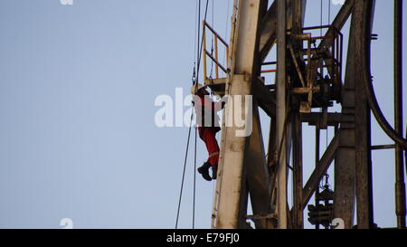 Travailleur sur un derrick. Banque D'Images