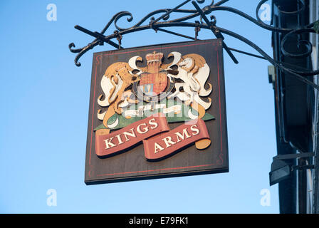 Close-up of enseigne de pub pour le Kings Arms against blue sky, Weymouth, Dorset, Angleterre Banque D'Images