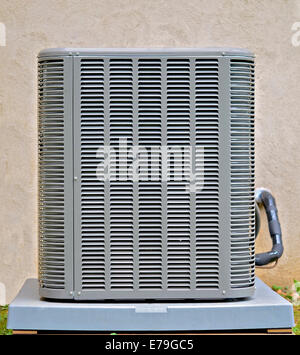 Un climatiseur compresseur sur le côté d'une maison. Banque D'Images