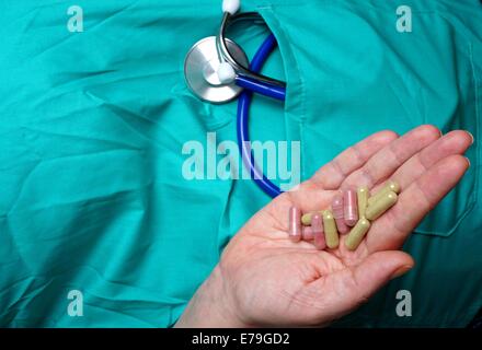 Nurse holding prescription medicine in hospital gown Banque D'Images