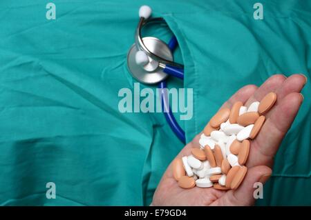 Nurse holding prescription medicine in hospital gown Banque D'Images