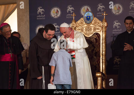 Le pape François bénit une réfugiée syrienne au cours de sa visite à l'Église catholique au site du baptême, au Jourdain, la Jordanie. Banque D'Images