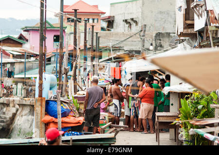 Avec le logement et les gens de l'estran, Barangay Pasil, Cebu City, Philippines Banque D'Images