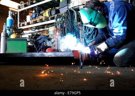 Soudeur dans le travail avec la soudure dans l'atelier Banque D'Images