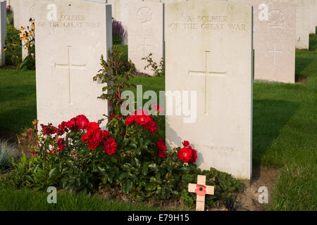 Tombes de soldats britanniques tués en inconnu WW1, cimetière de Tyne Cot, Belgique Banque D'Images